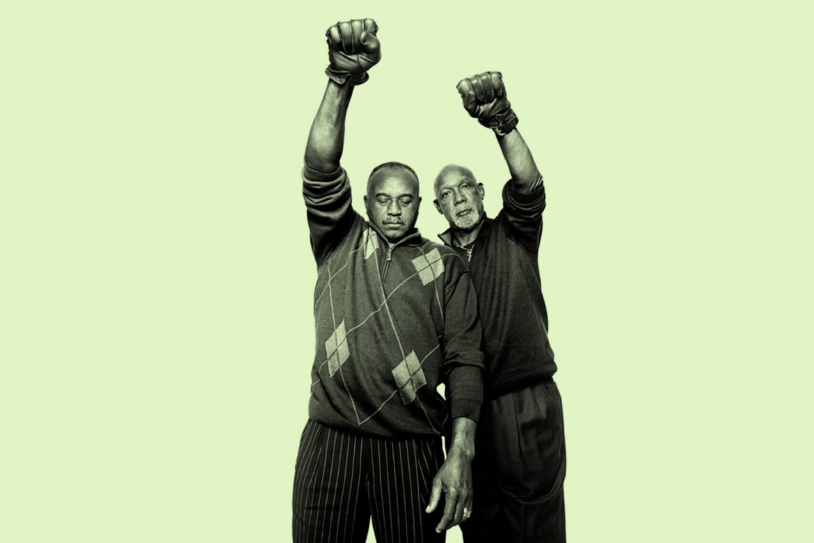 Δύο Υψωμένες Γροθιές Προς Την Αιωνιότητα