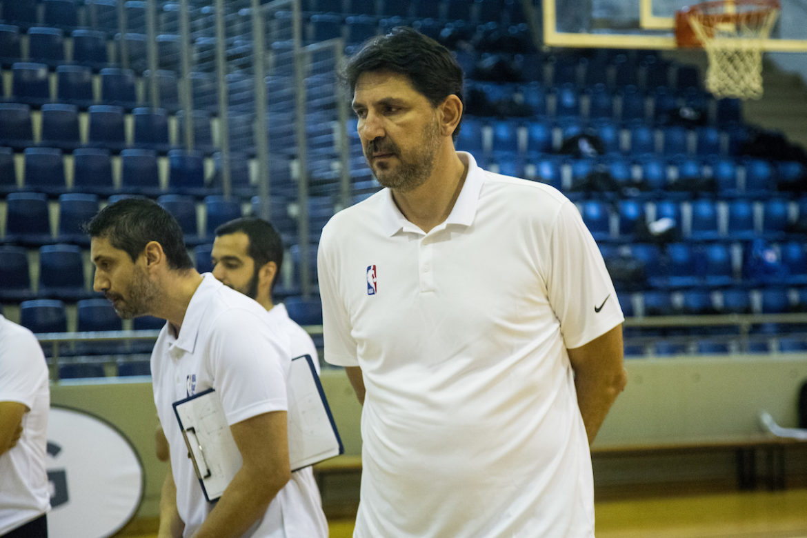 Πρεσβευτής, αλλά μόνιμα στο… θρανίο