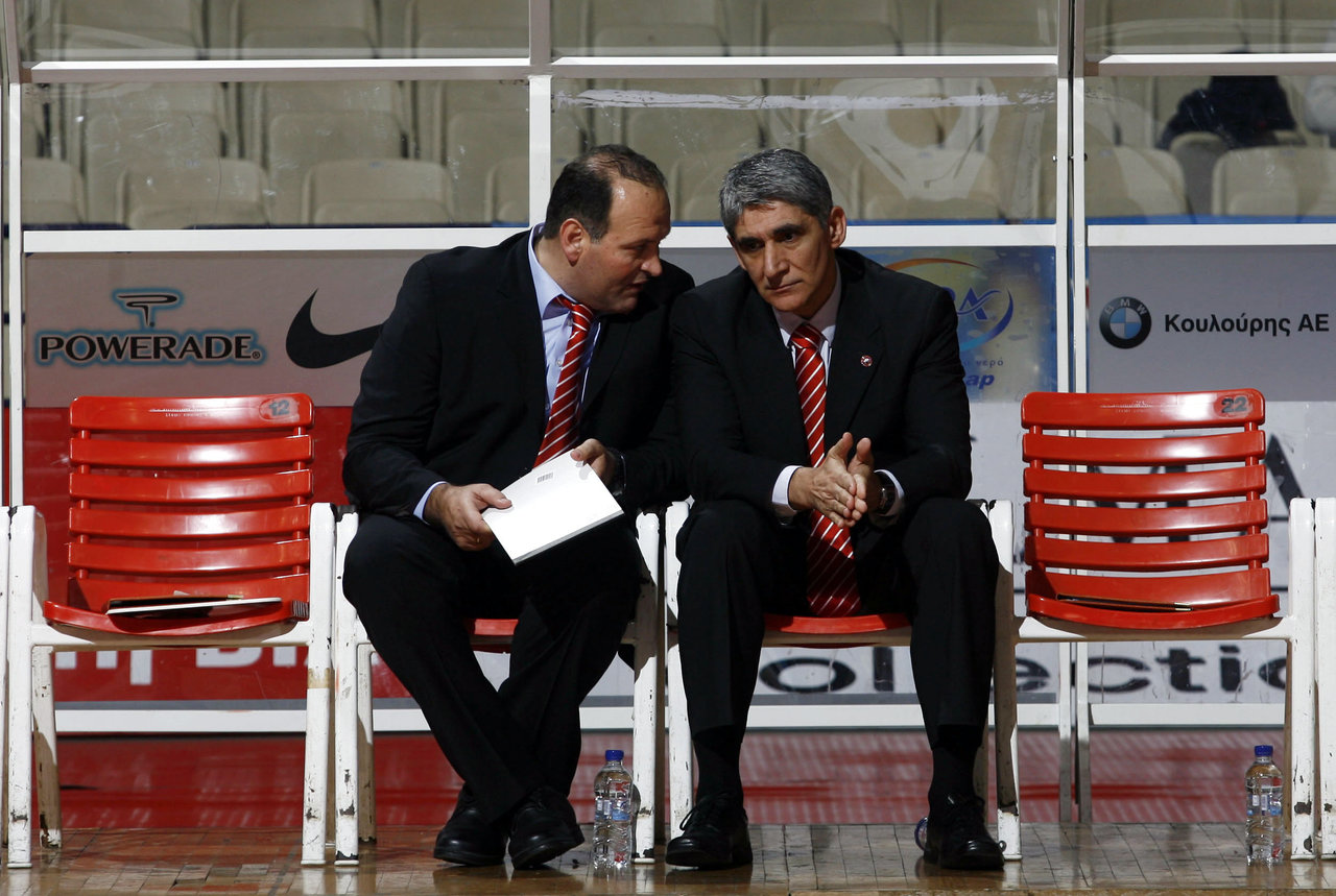 Basketball Legend Panagiotis Giannakis and Manos Manouselis worked together for Olympiacos BC.)