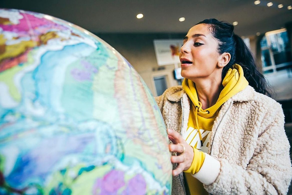 Από πρόσφυγας, σταρ στο γήπεδο, η Νάντια Ναντίμ παίζει για την ισότητα