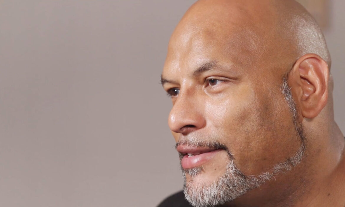 Η κρυφή ζωή του Τζον Αμίτσι δεν τον έκανε άνθρωπο «ίσων αποστάσεων» και «μέσων λύσεων»