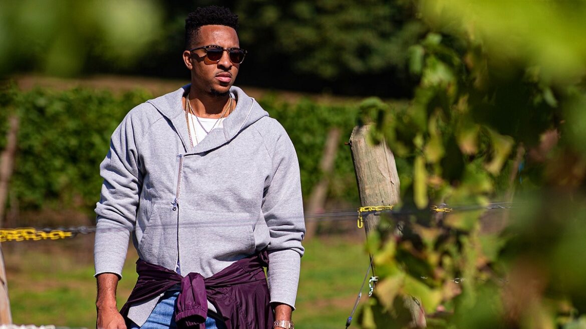 Η τέχνη του Σι Τζέι ΜακΚόλουμ «(ανθί)ζει» και σε παρκέ και σε… αμπελώνες